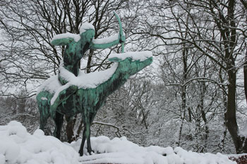 Bronze Diana und Hirschkuh im Heckengarten