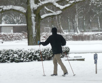 Ski-Läufer im Stadtpark im März 2013