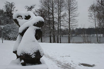 Tanzende Mädchen im Rosengarten