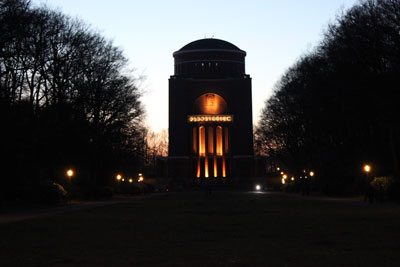 beleuchtetes Planetarium am Abend 