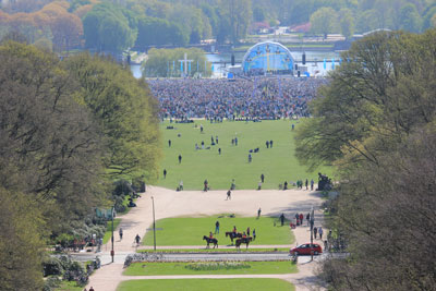 Ein Blick vom Planetarium auf die Festwiese beim Gottesdienst