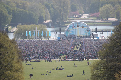 Links vor der Bühne