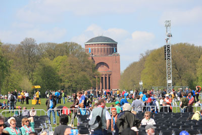 Die Bühne stand gegenüber vom Planetarium