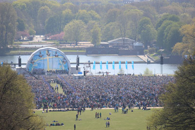 Rechts vor der Bühne