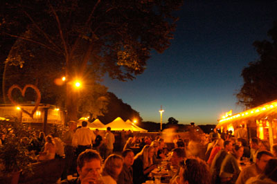 Schumachers Biergarten am Abend