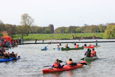 Boote testen im Naturbad Stadtparksee