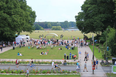 Bühne der Festmeile, vorne Otto-Wels-Str., hinten Festwiese und Stadtparksee