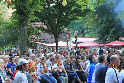 Fussball schauen in grüner Umgebung und die Begeisterung miterleben