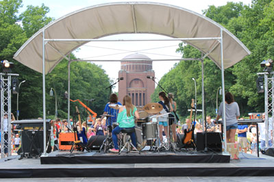 Bühne der Festmeile, im Hintergrund das Planetarium