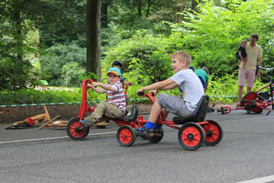 Spielfahrzeuge für Kinder in der Nähe des Sierichschen Forsthauses