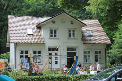 Das Sierichsches Forsthaus an der Otto-Wels-Str. ist der Sitz des Stadtparkvereins. Im Vordergrund steht die Sonnengang-Uhr. 