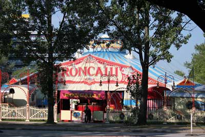 Eingangsbereich vom Zirkus Roncalli beim Jahnring